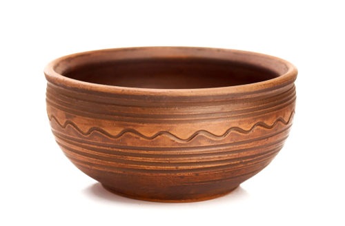 What are the differences between traditional and advanced ceramics