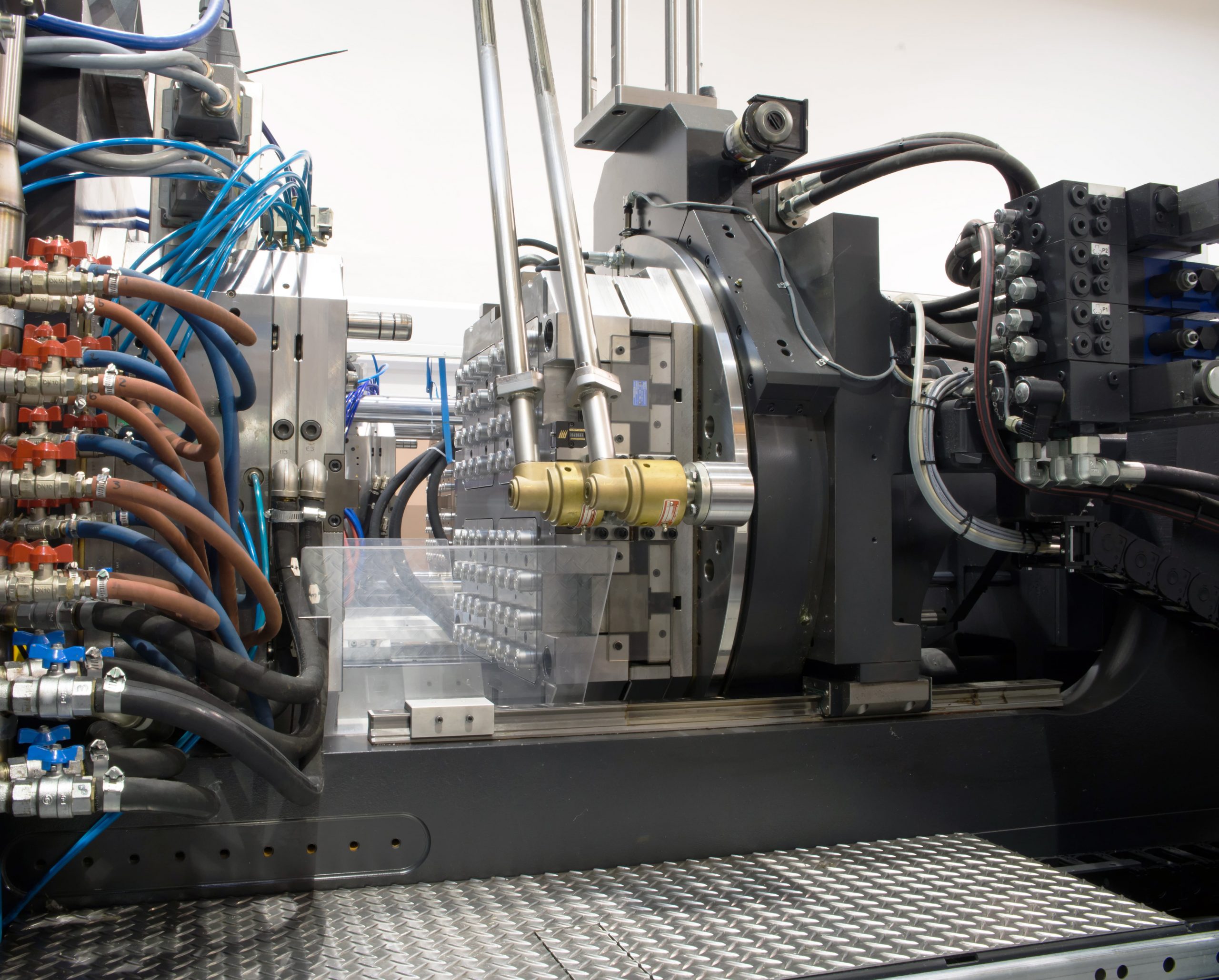 Benefits & Applications of Automated Plastic Molding 🥇 Plastic