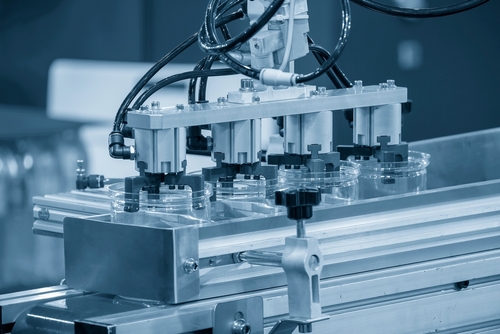 Why is injection molding capable of producing parts with complex shapes and fine detail